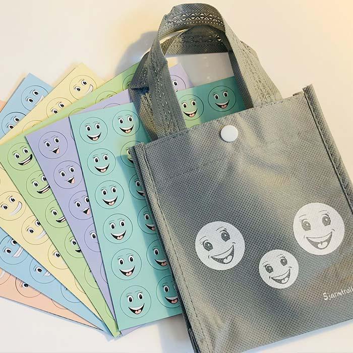 Smilefjes med veske til oppgavekalender
