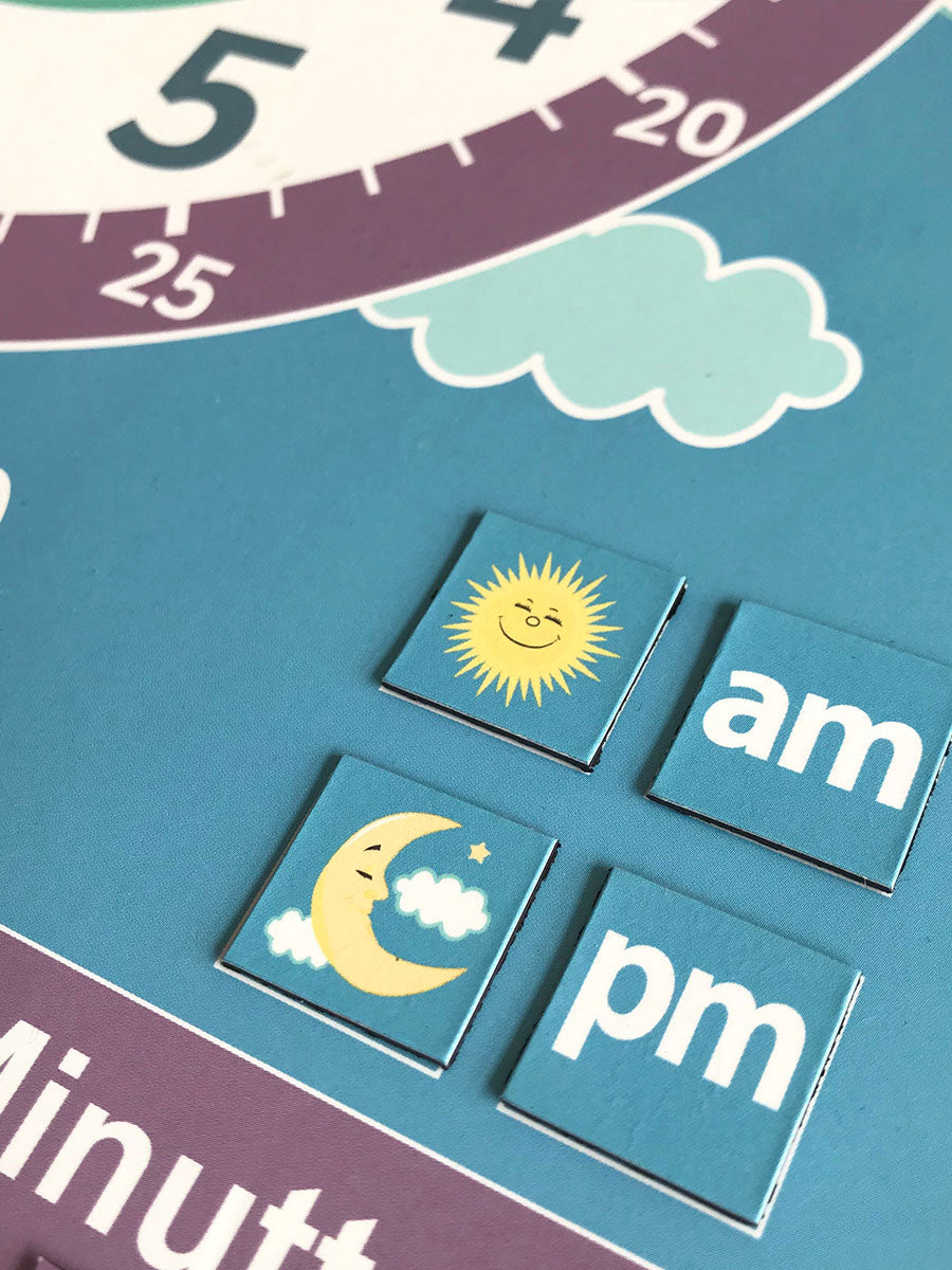AM / PM: Brikker som viser am og pm følger også med, for de som ønsker å lære klokka på engelsk.