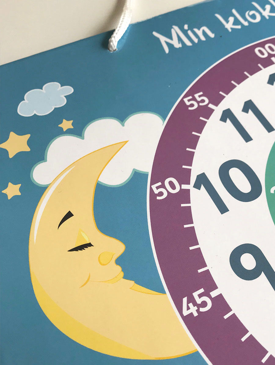 Nærbilde av klokketavlen med en måne. Barnet lærer både analog og digital klokke. Dag / natt: Brikker som illustrerer dag og natt, gjør det enklere for barnet å forstå døgnet.