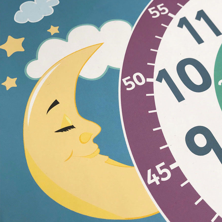 Nærbilde av klokketavlen med en måne. Barnet lærer både analog og digital klokke. Dag / natt: Brikker som illustrerer dag og natt, gjør det enklere for barnet å forstå døgnet.