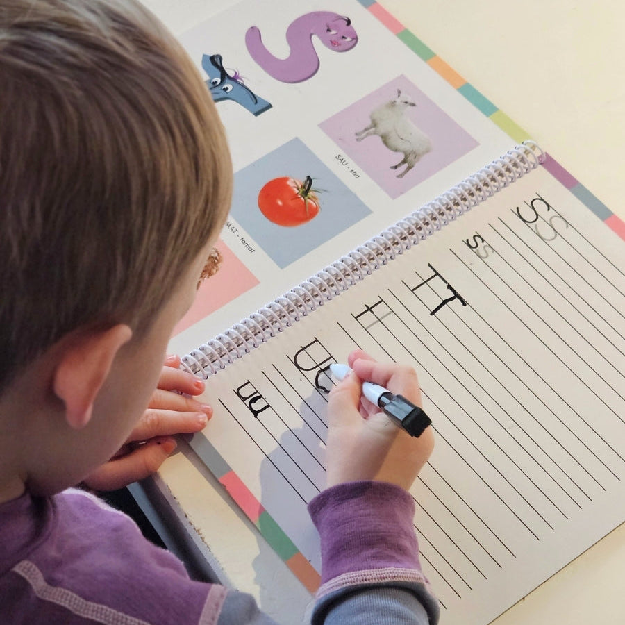 Barn som øver på alfabetet i boken Moro med ABC og 123
