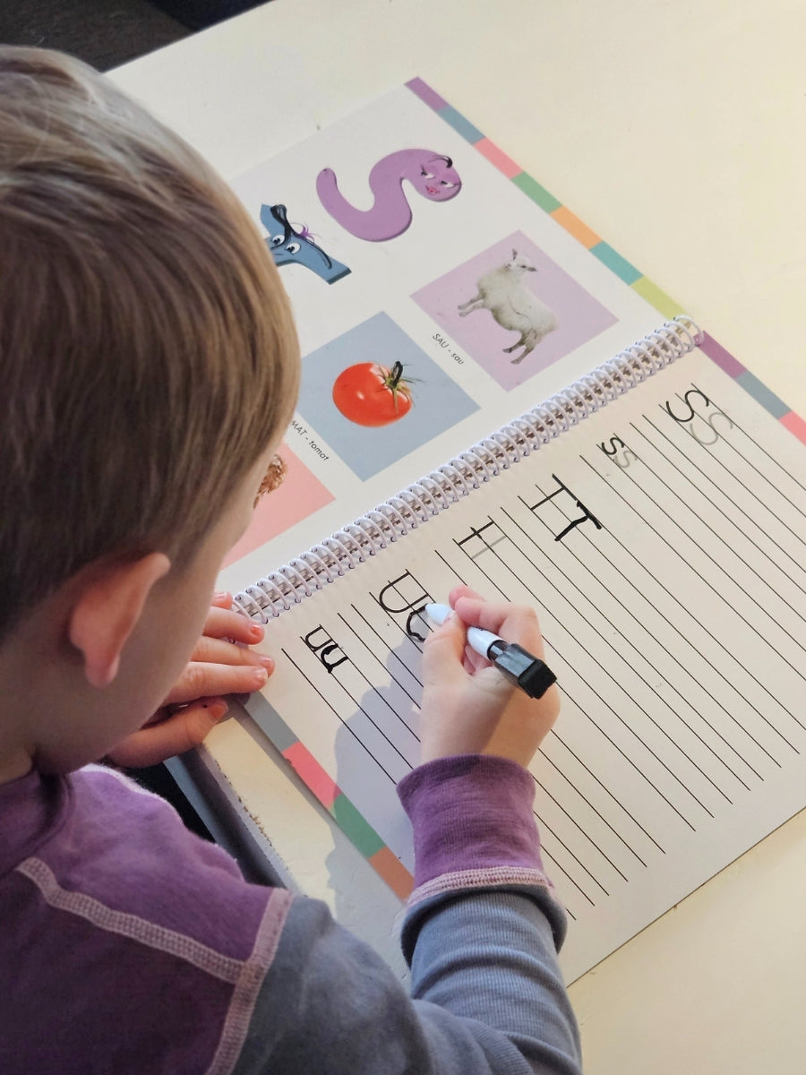 Barn som øver på alfabetet i boken Moro med ABC og 123