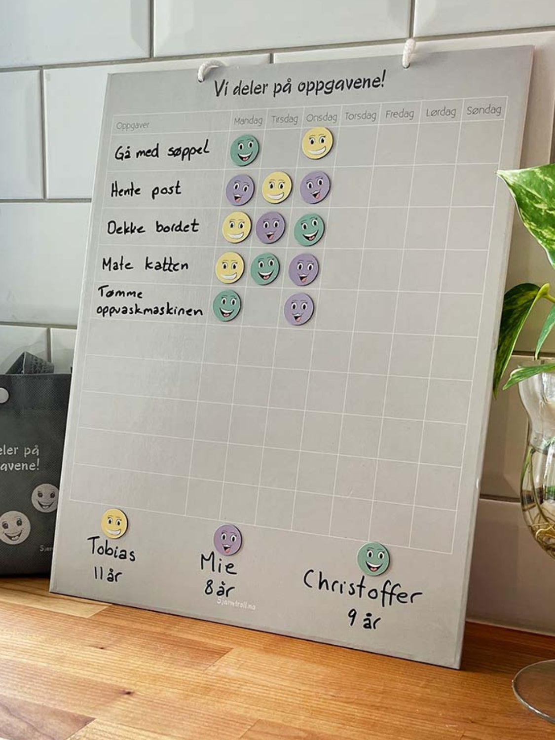 En kalender som viser ukens oppgaver fordelt mellom tre barn i familien.