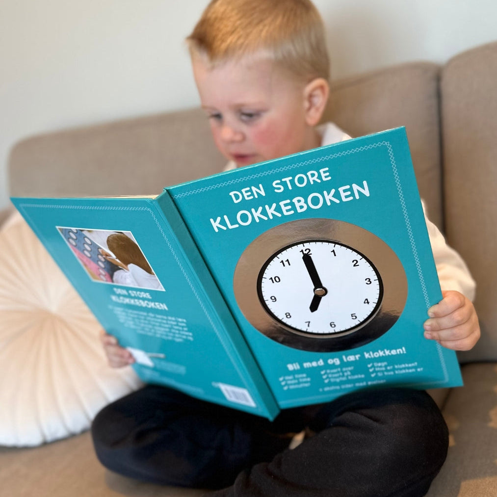 En gutt som leser klokkeboken. Bli med og lær klokken