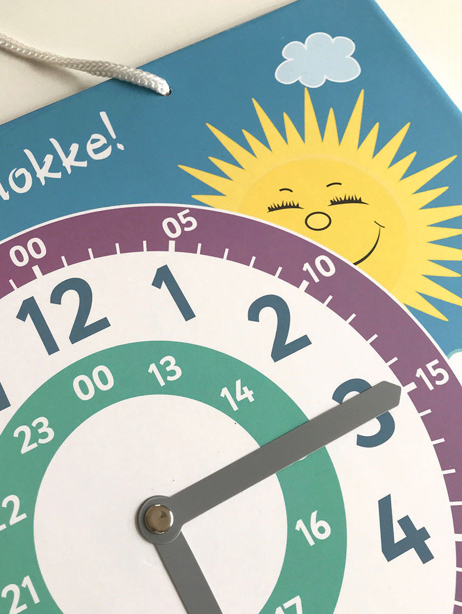 En klokketavle til barn. Barnet lærer både analog og digital klokke.