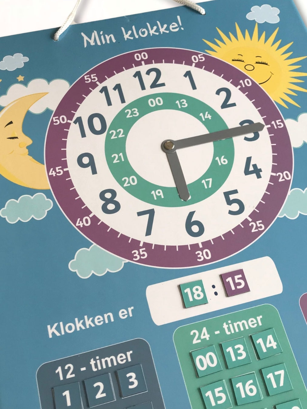 Klokketavle til barn - Lær analog og digital klokke. Bevegelige visere. Magnetiske brikker som enkelt kan flyttes rundt.