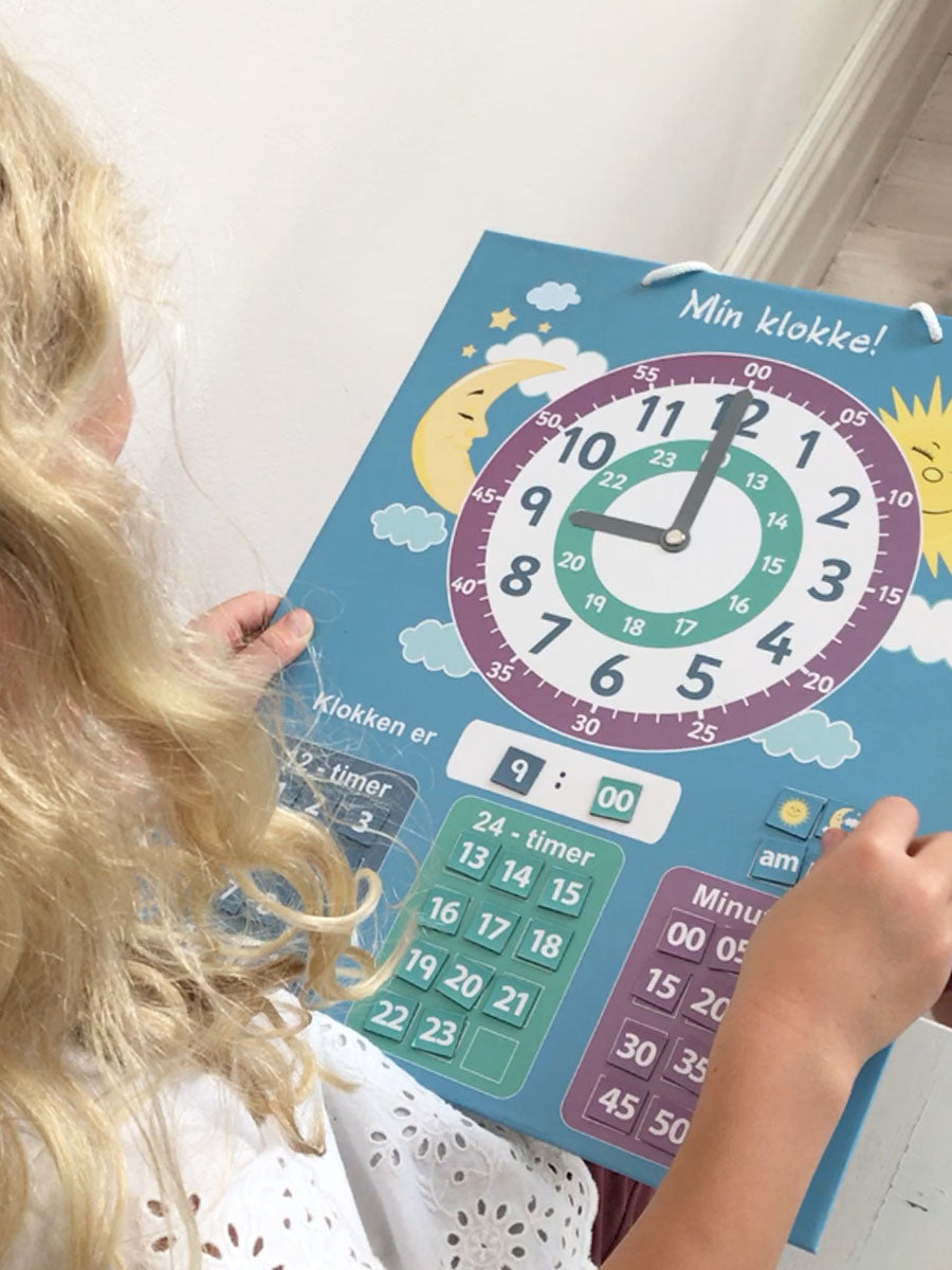 Klokketavle til vegg. Dag / natt: Brikker som illustrerer dag og natt, gjør det enklere for barnet å forstå døgnet.