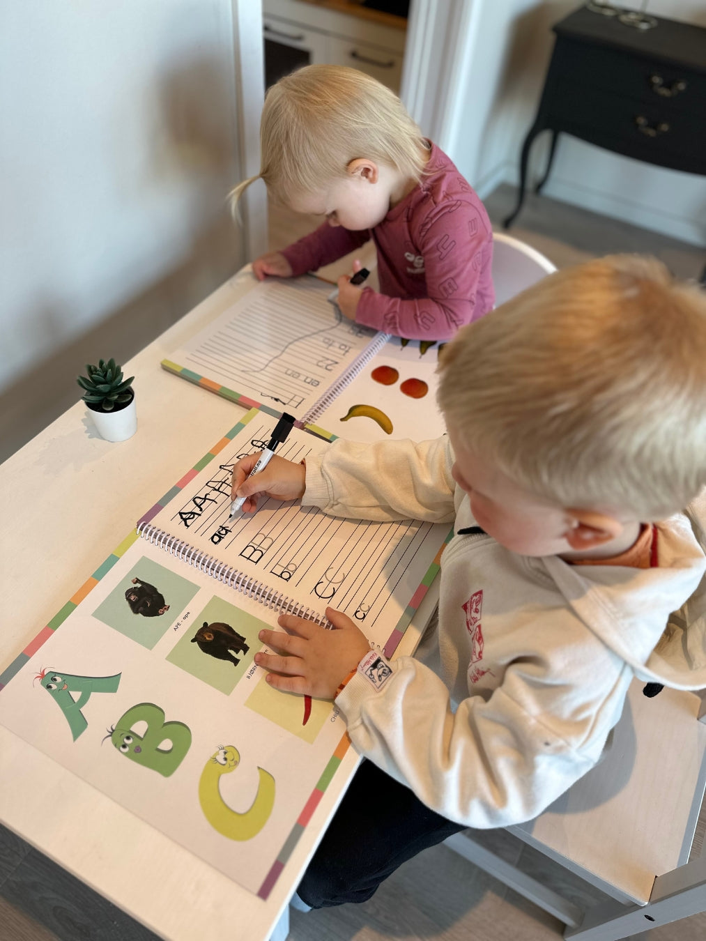 Barn som lærer å skrive bokstaver og tall.