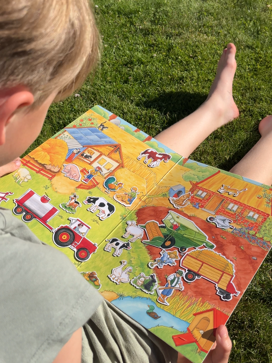 En gutt som leker på bondegården. Han blir kjent med både dyr, maskiner og mennesker som bor på gården.