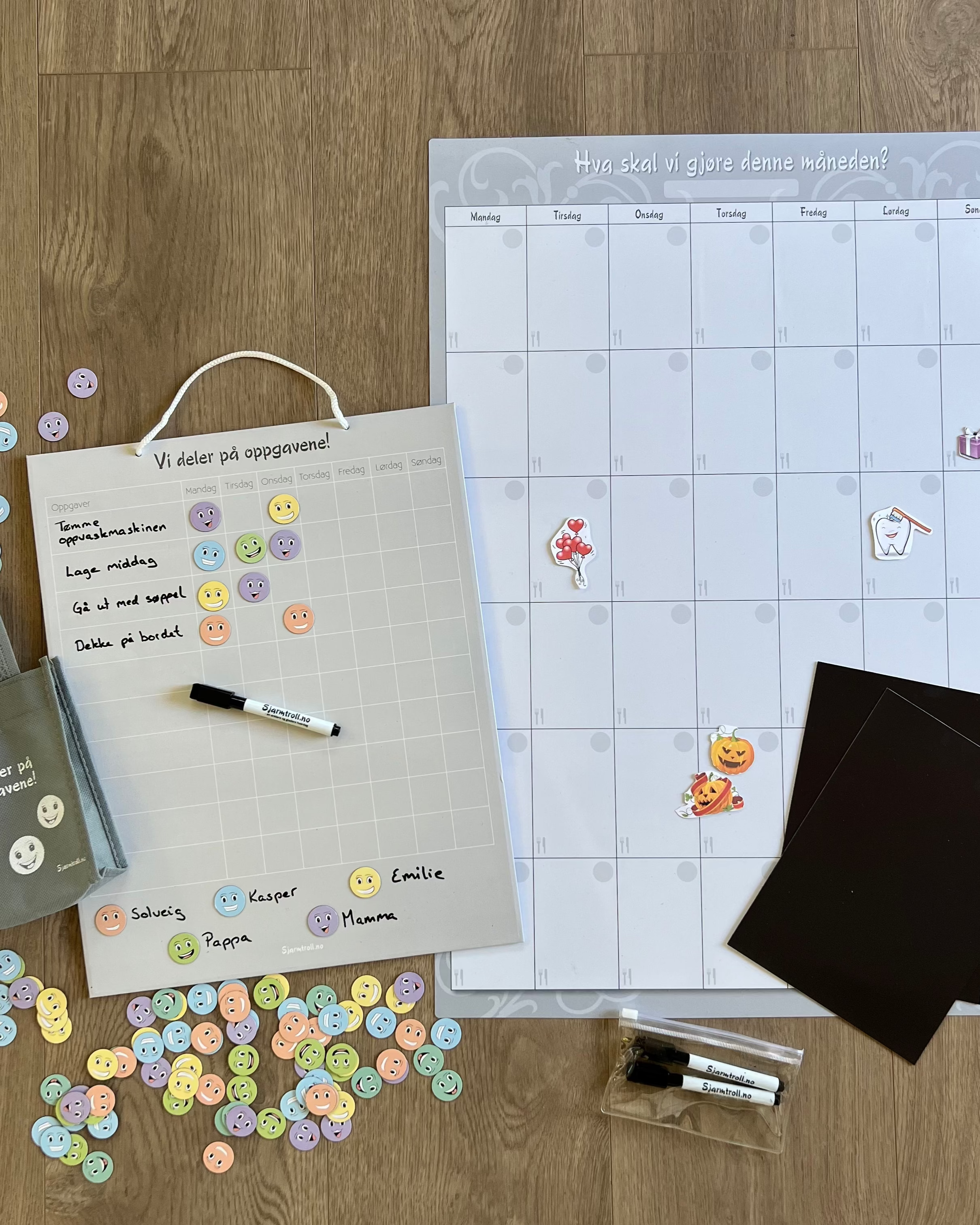 Nærbilde av en Månedsplan, Pppgavekalender, whiteboardtusjer og magnetark fra Sjarmtroll