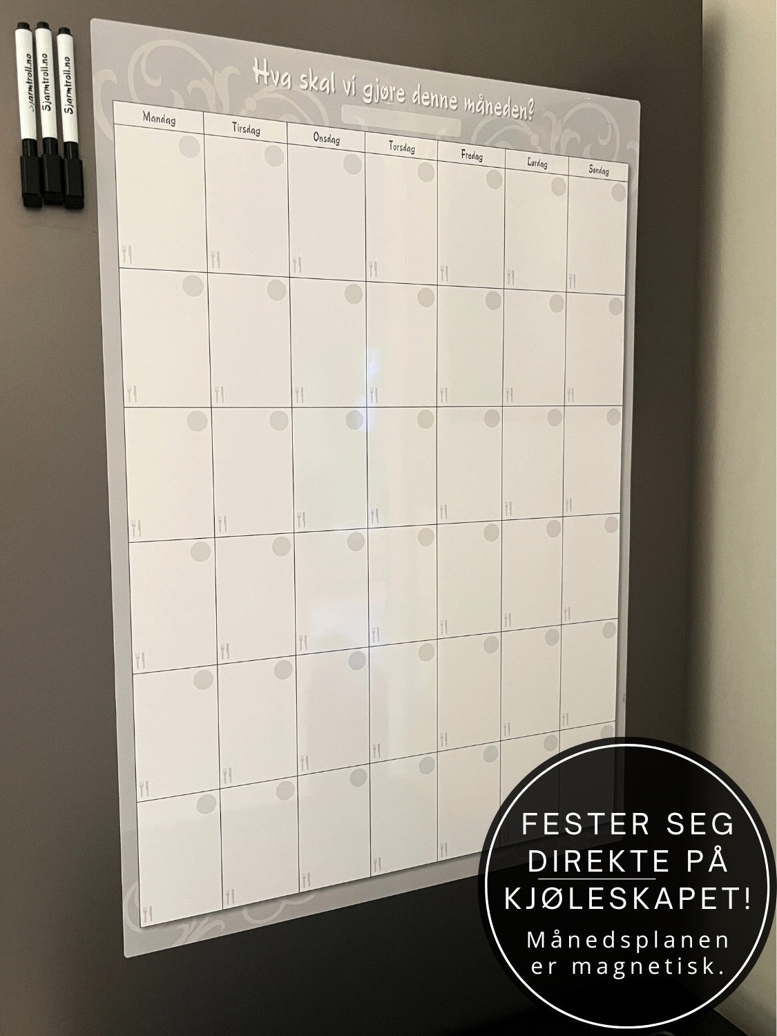 Månedsplan som henger magnetisk på et kjøleskap. Planer skrives på med whiteboardtusj.