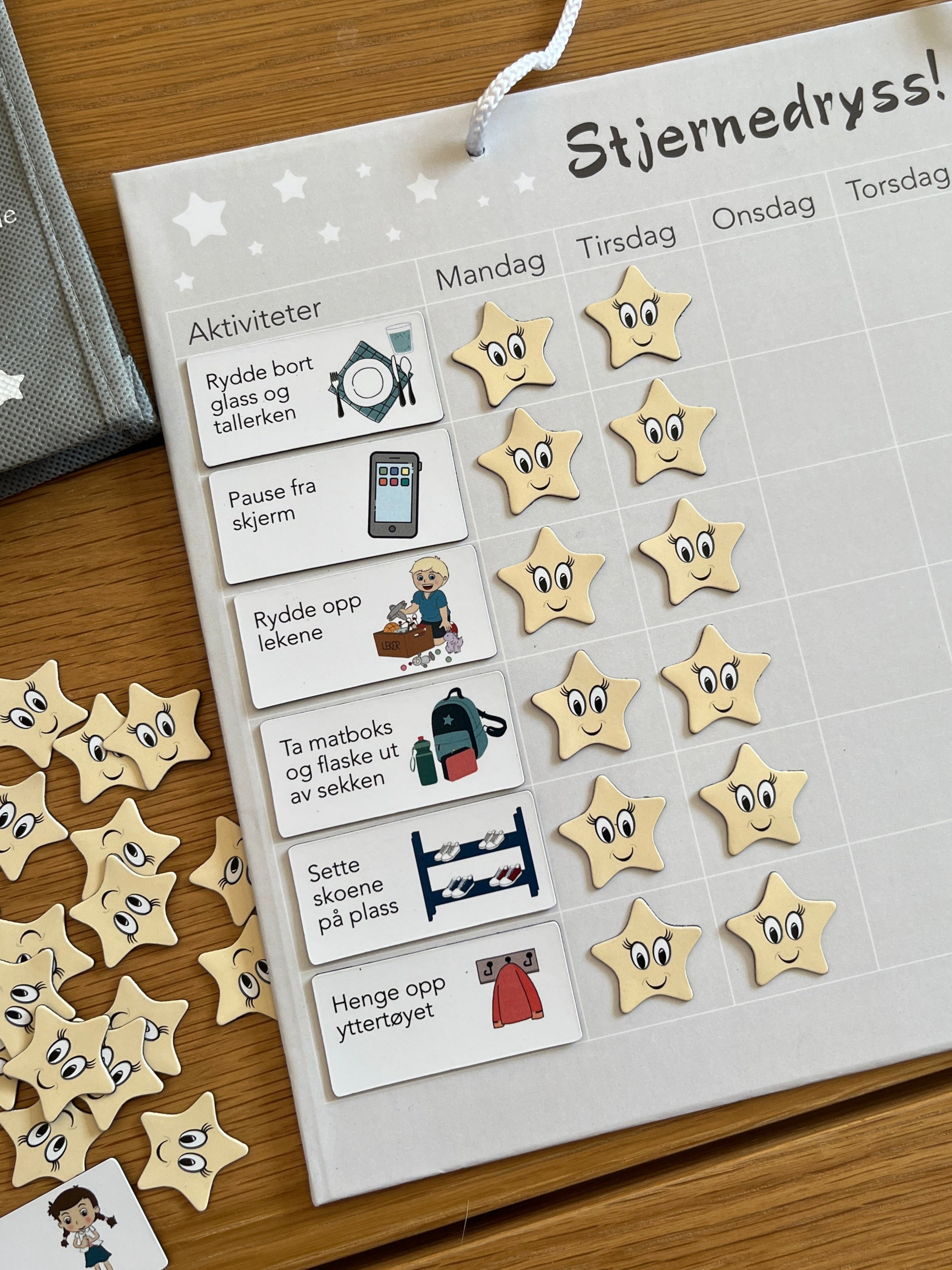 Nærbilde av Stjernedryss med oppgaver og magnetiske stjerner