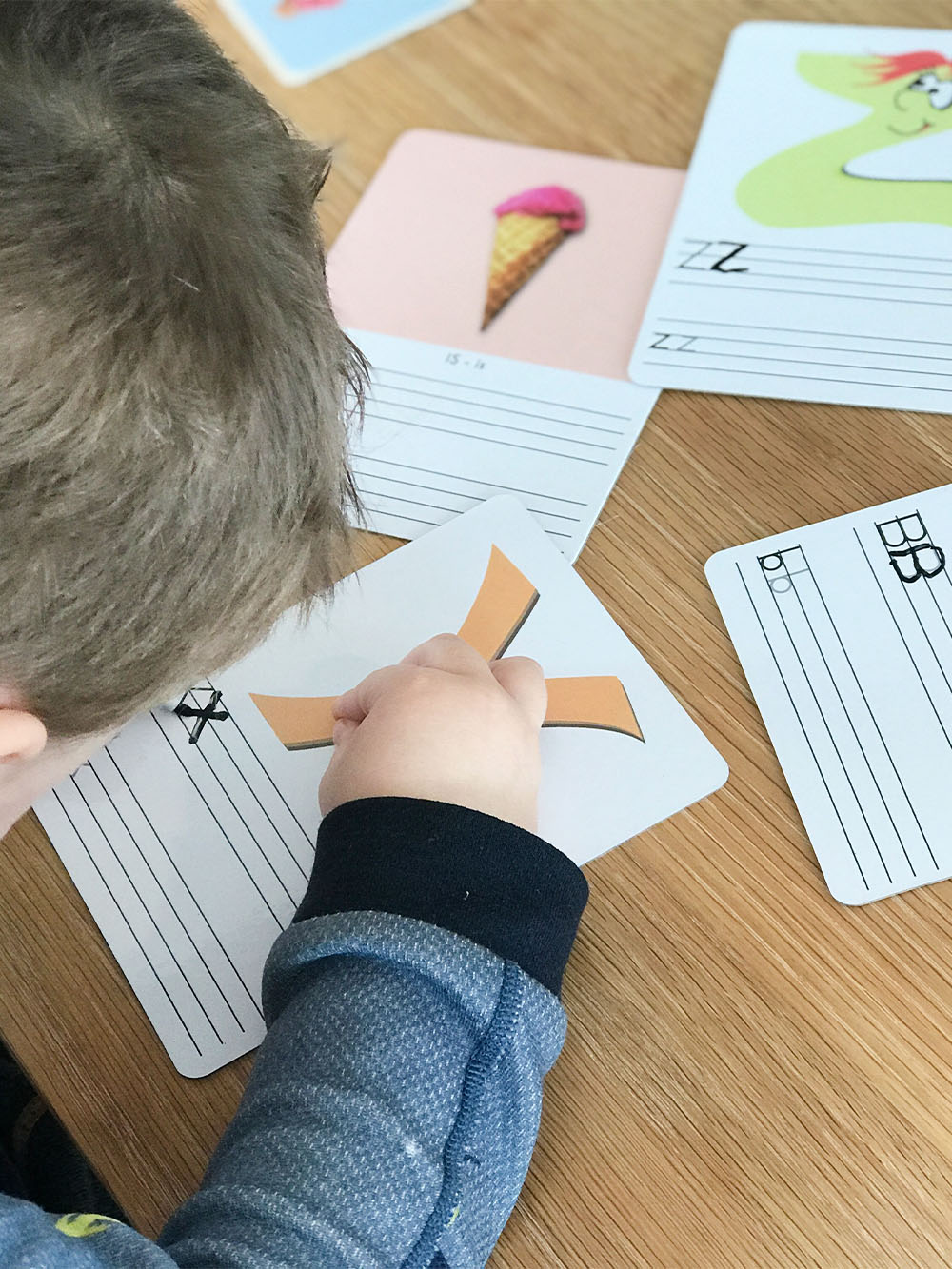 Barnas oppgavekort med bokstaver