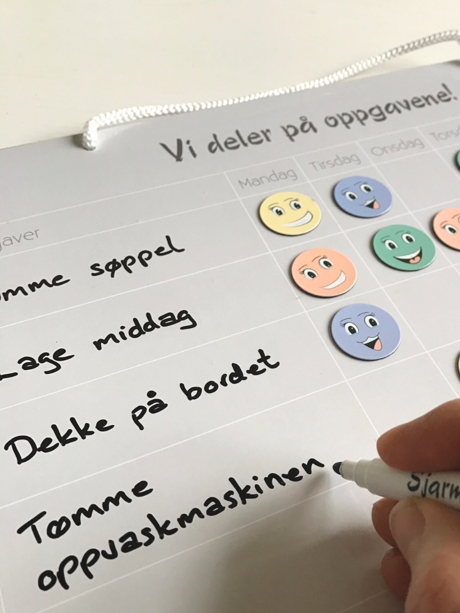Nærbilde av en kalender som beskriver hverdagslige oppgaver som skal fordeles til familien.