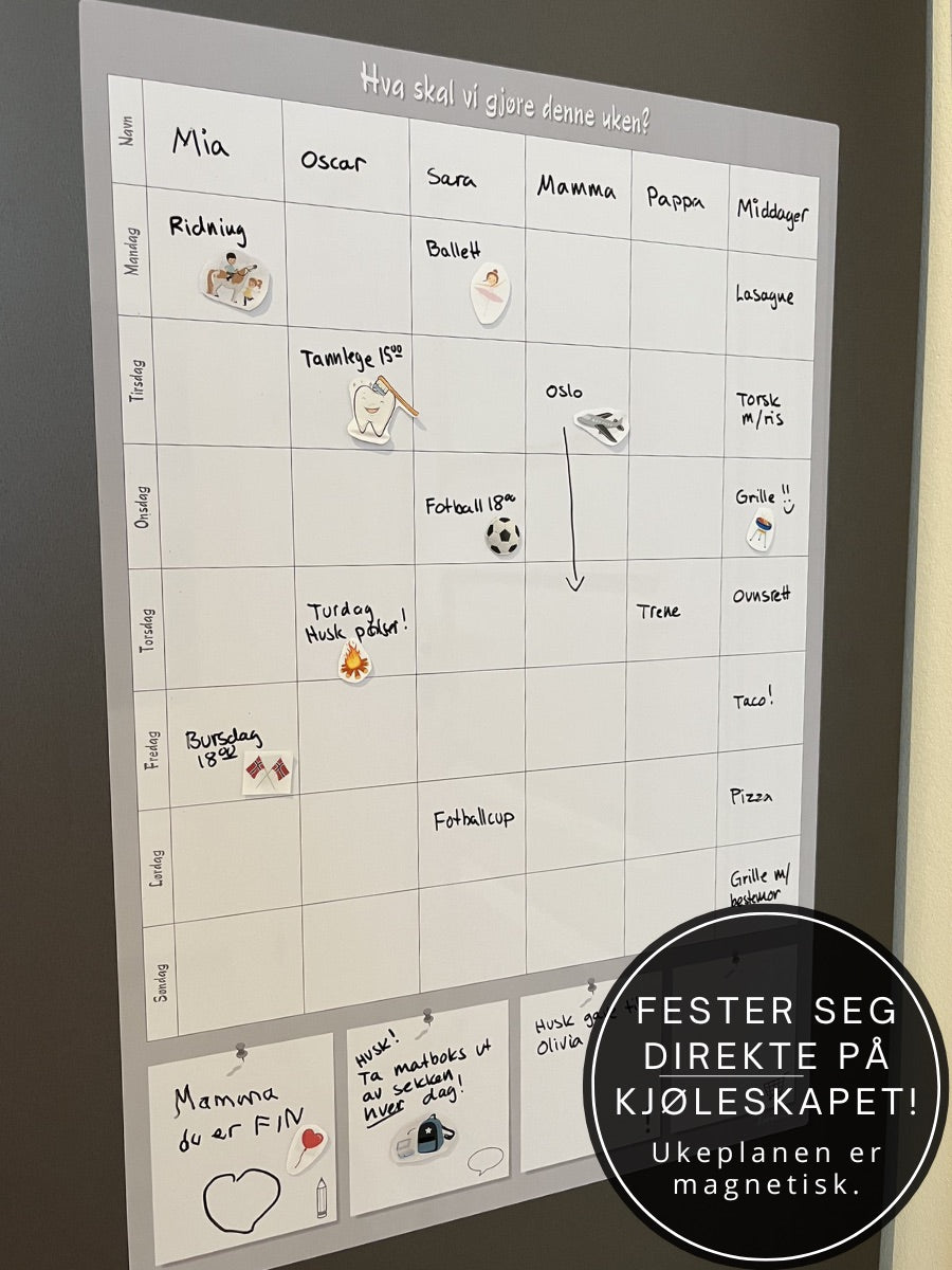 Nærbilde av stor ukeplanlegger med tydelige ruter for hver dag. Ukeplanen fester seg magnetisk til kjøleskapet.