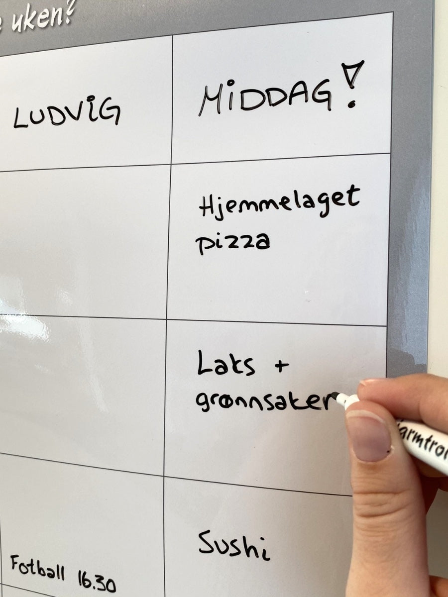 Nærbilde av en ukeplan med ukens middager. Familien har en egen kolonne for middagsmeny.