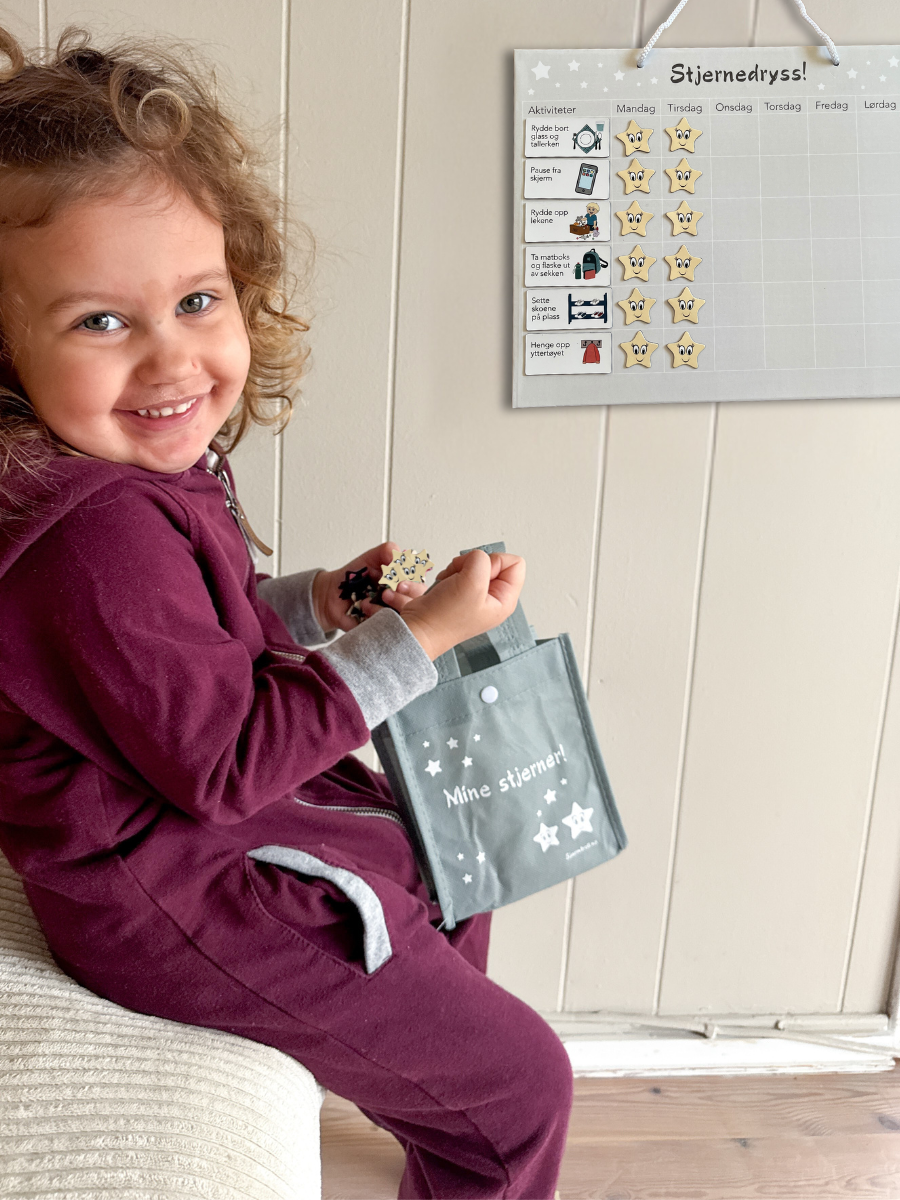 Glad jente med en Stjernedryss kalender