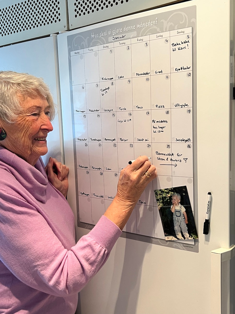 En stor kalender som blir fylt ut av en bestemor.