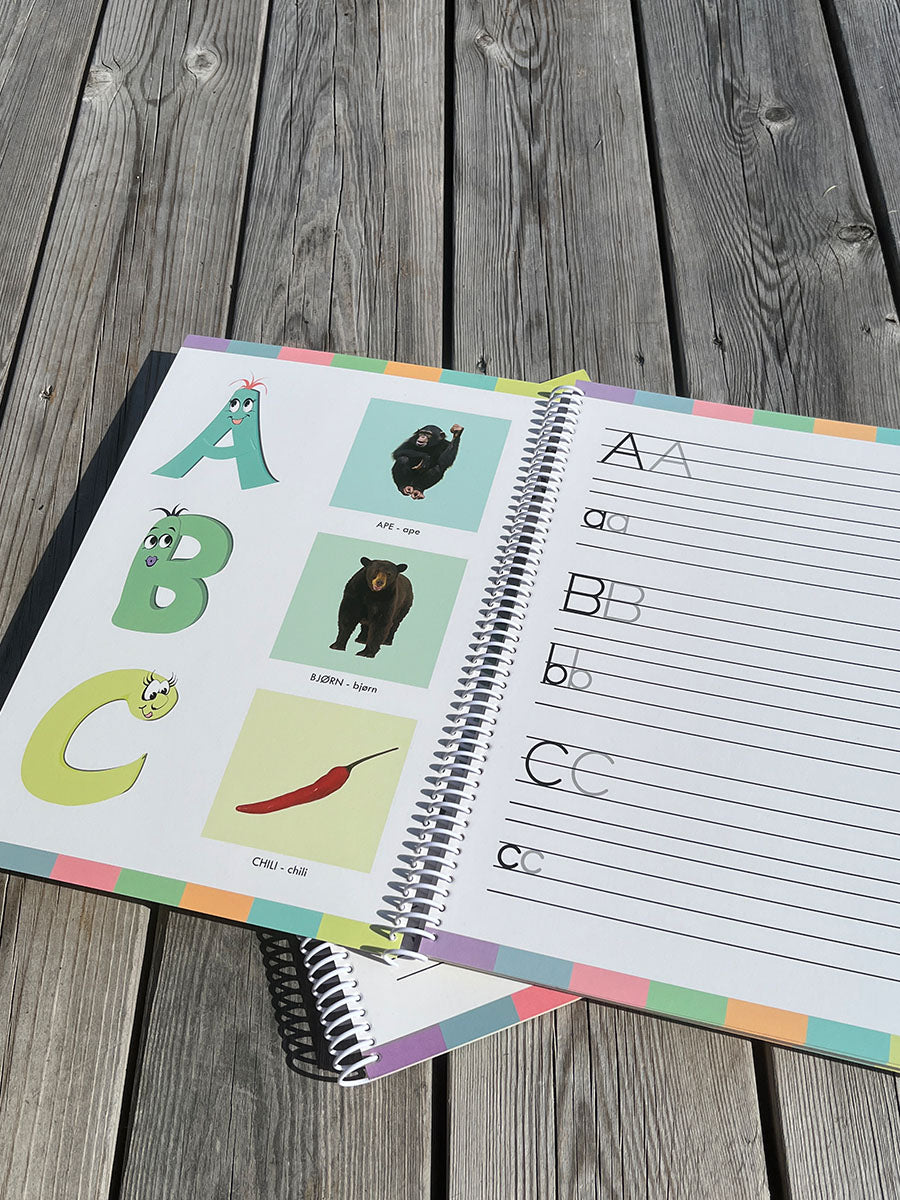 Nærbilde av bok der barna kan lære å skrive bokstaver