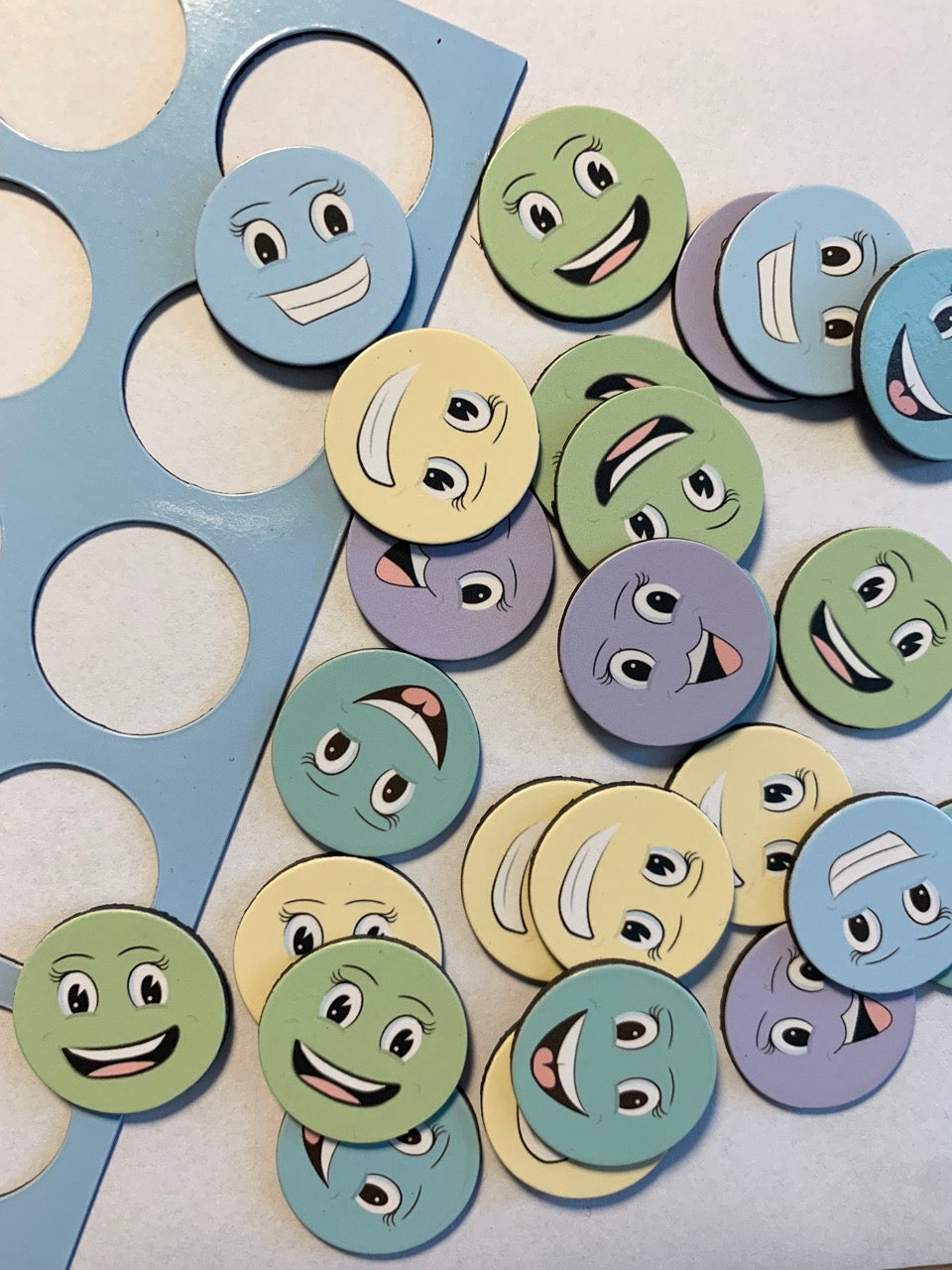 Smilefjes med veske til oppgavekalender