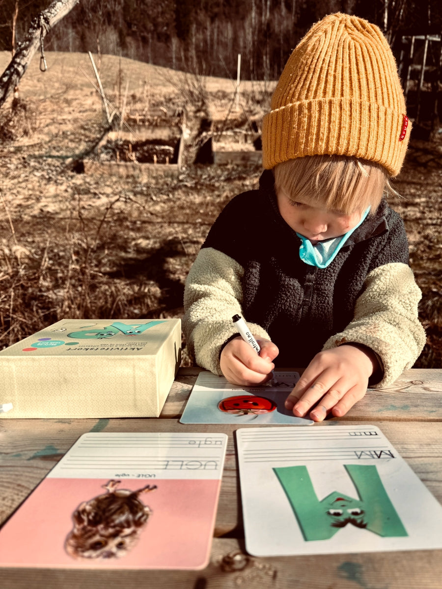 Barnas oppgavekort med bokstaver