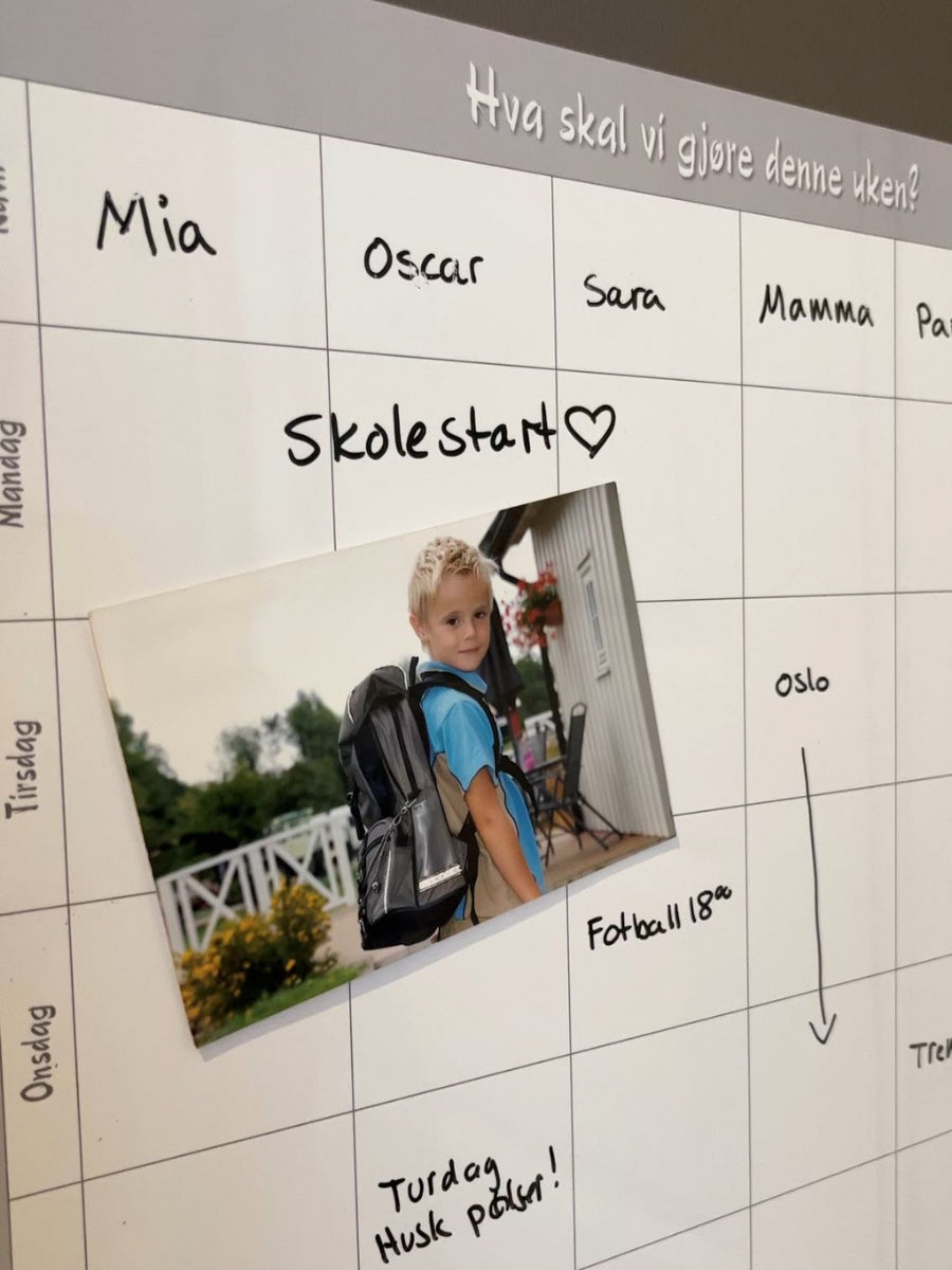 Nærbilde av ukedagene på en stor ukeplanlegger, med tydelige felter for å skrive inn gjøremål og aktiviteter.