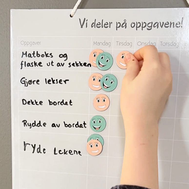 Vi deler på oppgavene. En kalender med gjøremål til familiens barn. Samarbeid. Hjelpe til. Ukelønn