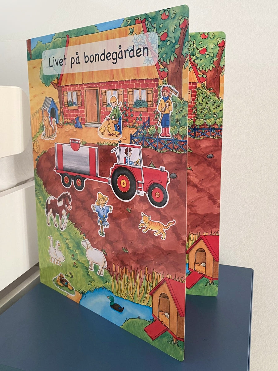 Boken brettes ut til en lekeplate og brukes av ett eller flere barn samtidig. 